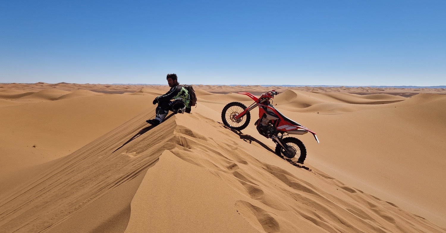 Motocykl na pustyni Sahara
